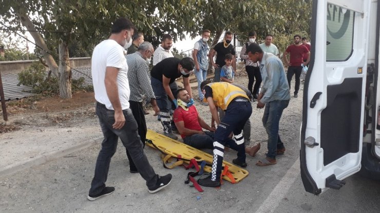 Otomobil motosiklete çarpıp kaçtı: 2 yaralı