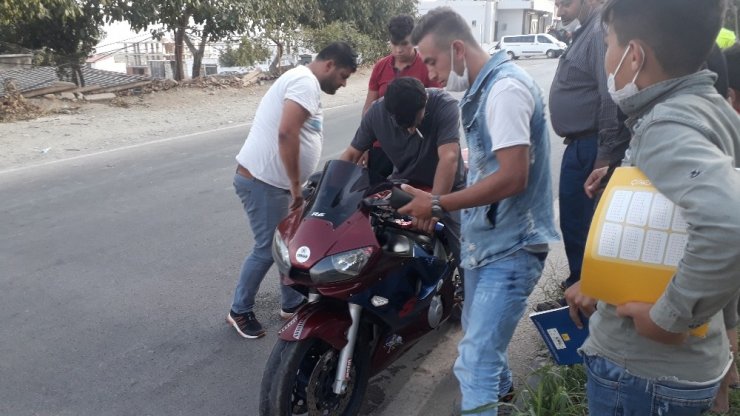 Otomobil motosiklete çarpıp kaçtı: 2 yaralı