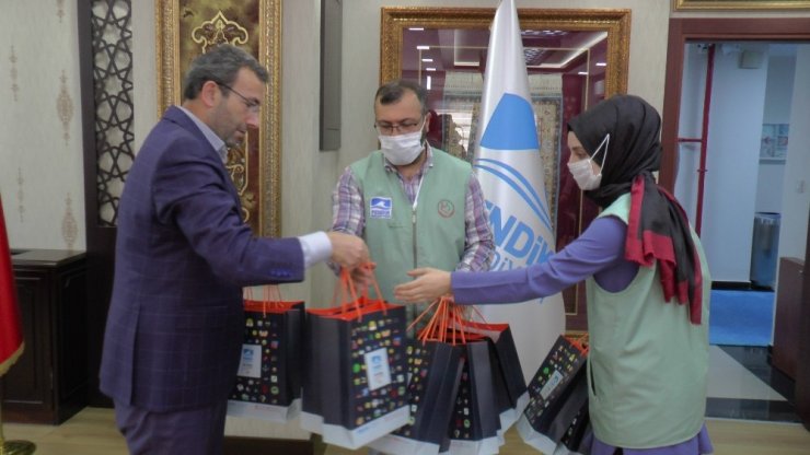 Pendik’te EBA için tabletler öğrencilere dağıtılmaya başlandı