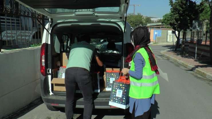 Pendik’te EBA için tabletler öğrencilere dağıtılmaya başlandı