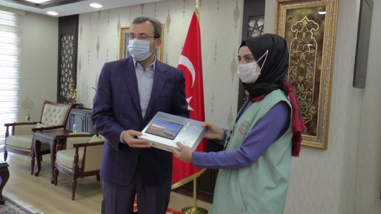 Pendik’te EBA için tabletler öğrencilere dağıtılmaya başlandı