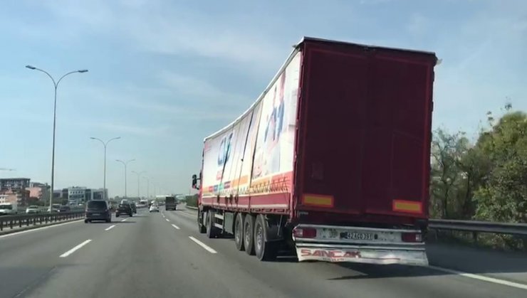 Tem otoyolunda aşırı yüklü tırın ilginç yolcuğu kamerada