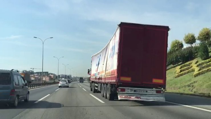 Tem otoyolunda aşırı yüklü tırın ilginç yolcuğu kamerada