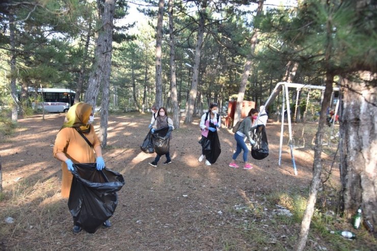 Topladıkları çöplerle sosyal mesaj verdiler