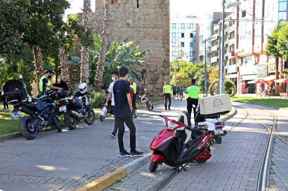 Tramvay yolunu kullanan motosiklet sürücülerine ceza!