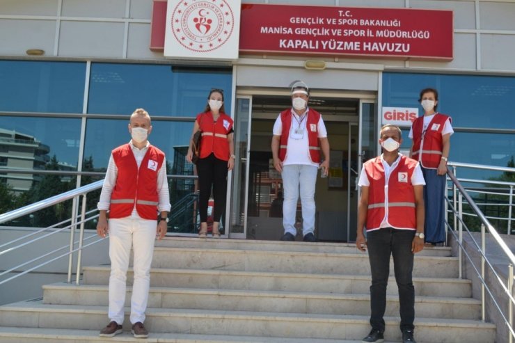 Türk Kızılay’ı çocuklara yüzme öğretti