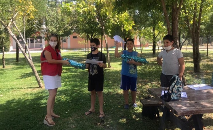 Türk Kızılay’ı çocuklara yüzme öğretti