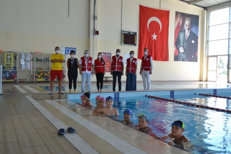 Türk Kızılay’ı çocuklara yüzme öğretti
