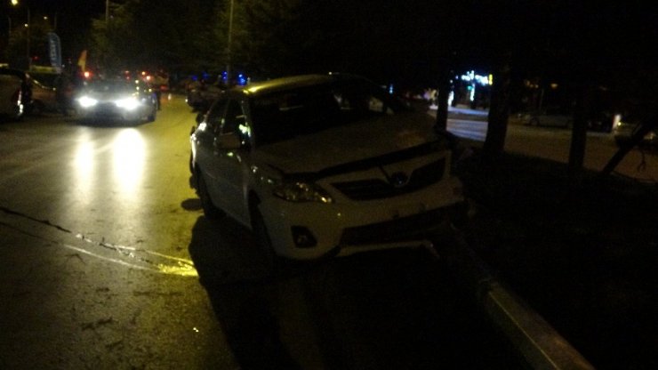 Uşak’ta alkollü sürücü aydınlatma direğini devirdi