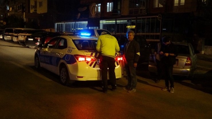 Uşak’ta alkollü sürücü aydınlatma direğini devirdi
