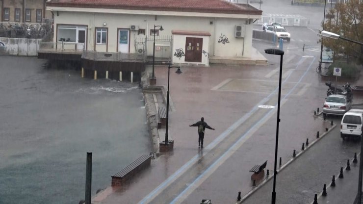 Herkes kaçacak yer ararken, o tadını çıkarttı