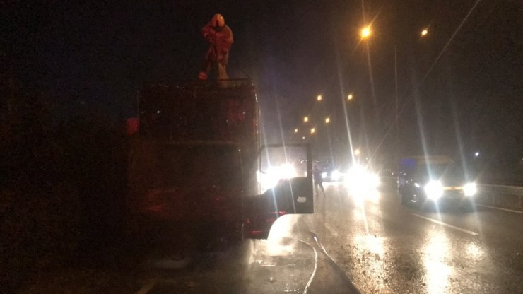 Bursa’da bir kamyon ve bir minibüs alev alev yandı
