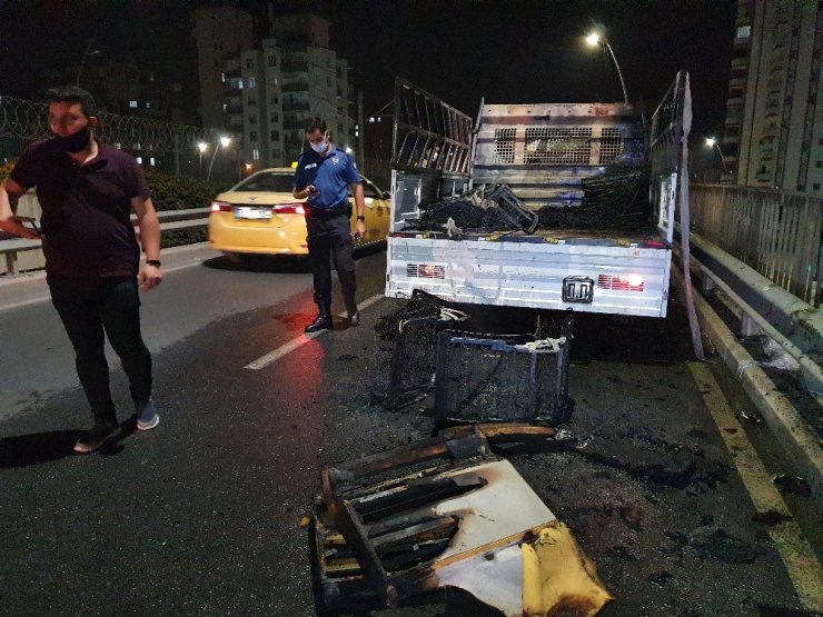 Seyir halindeki mobilya yüklü kamyonet yanarak kül oldu