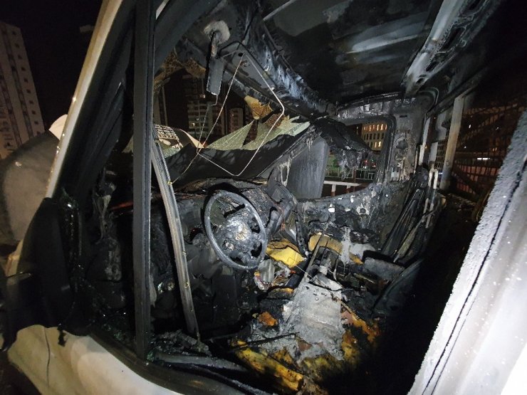Seyir halindeki mobilya yüklü kamyonet yanarak kül oldu