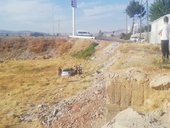 Otomobil şarampole yuvarlandı