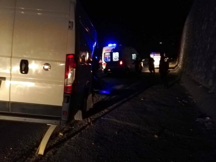 Traktör ile minibüs çarpıştı: 1 ölü, 1 yaralı
