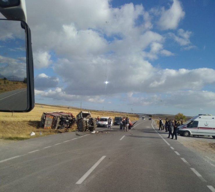 Kamyonla çarpışan traktör ortadan ikiye bölündü, şans eseri kimse yaralanmadı