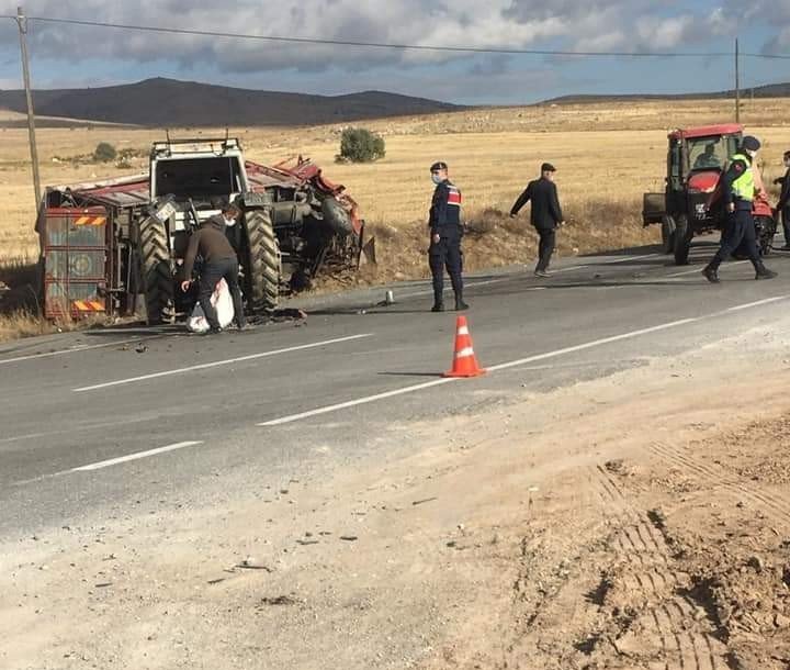 Kamyonla çarpışan traktör ortadan ikiye bölündü, şans eseri kimse yaralanmadı