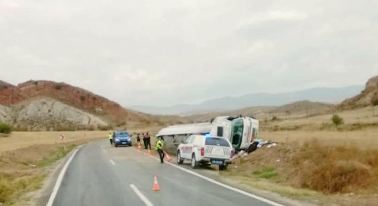 Nallıhan Ankara Karayolunda tır devrildi; 1 Yaralı
