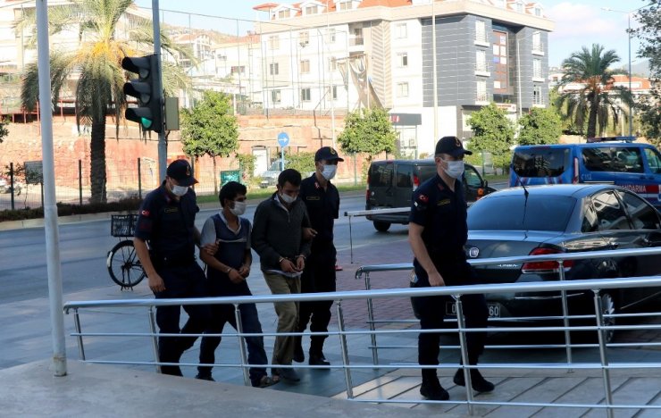 Girdikleri bahçeden 2 bin 500 TL değerinde avokado çalan 2 kardeş yakalandı