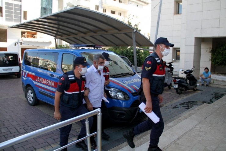 Alanya’da restoranında 61 litre sahte içkiyle yakalandı