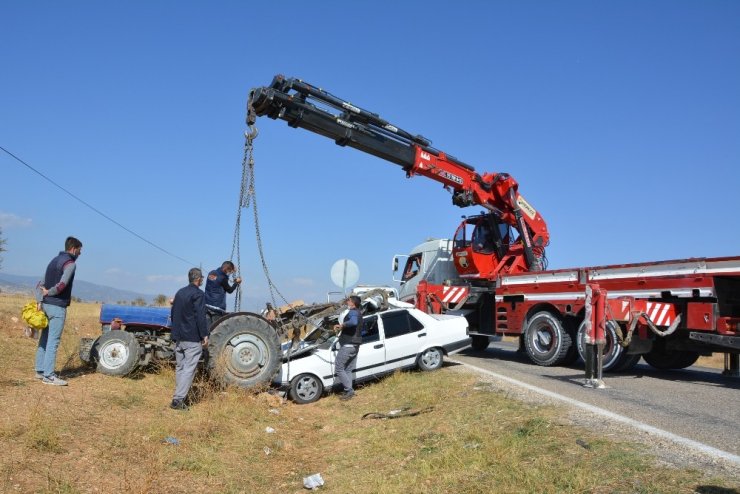 Otomobil traktöre arkadan çarptı: 3 yaralı