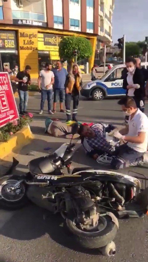 Kırmızı ışıkta geçen otomobil iki ayrı motosiklete çarptı: 2 yaralı