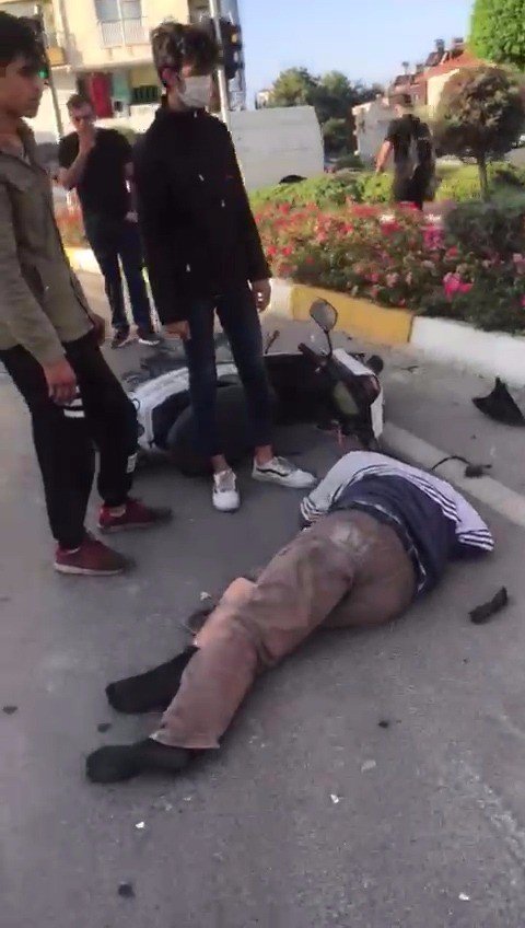 Kırmızı ışıkta geçen otomobil iki ayrı motosiklete çarptı: 2 yaralı