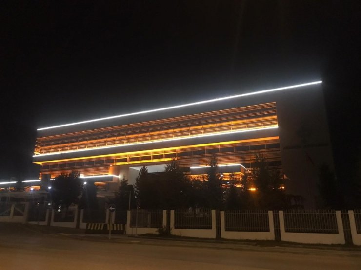 AYM Başkanı Yıldırım’ın "Işıklar yanıyor" paylaşımına tepki