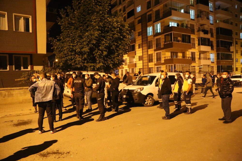 Babasıyla tartışan genç evi yakmaya çalıştı! Rehin aldığı kuzenini kapıyı kıran polis kurtardı