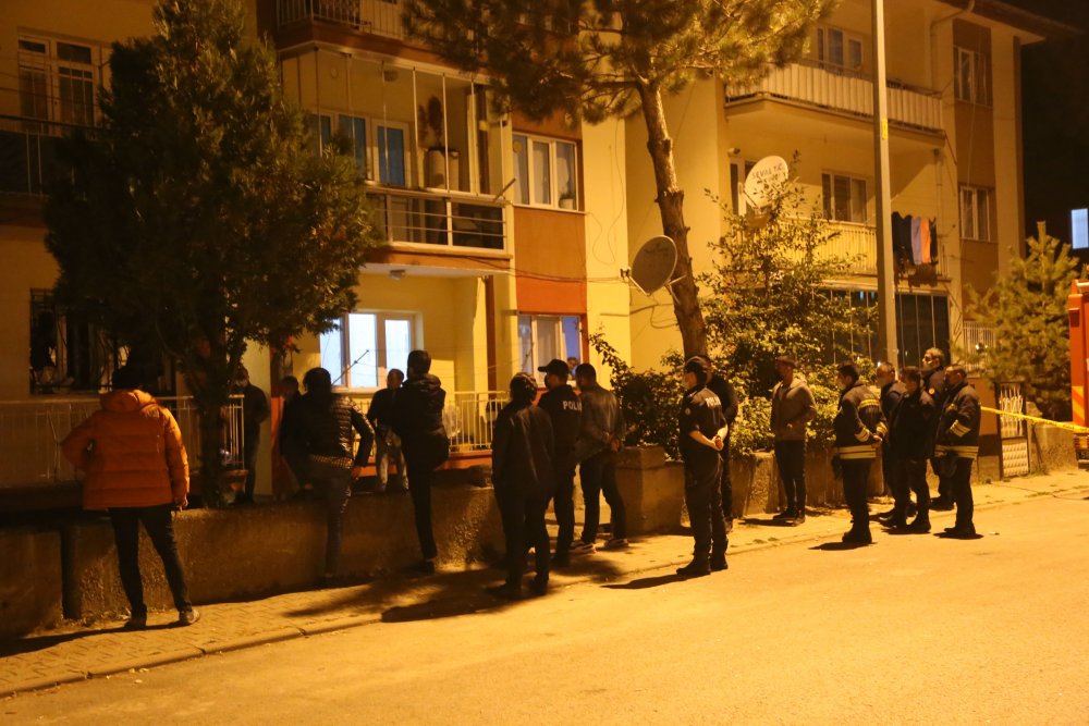 Babasıyla tartışan genç evi yakmaya çalıştı! Rehin aldığı kuzenini kapıyı kıran polis kurtardı