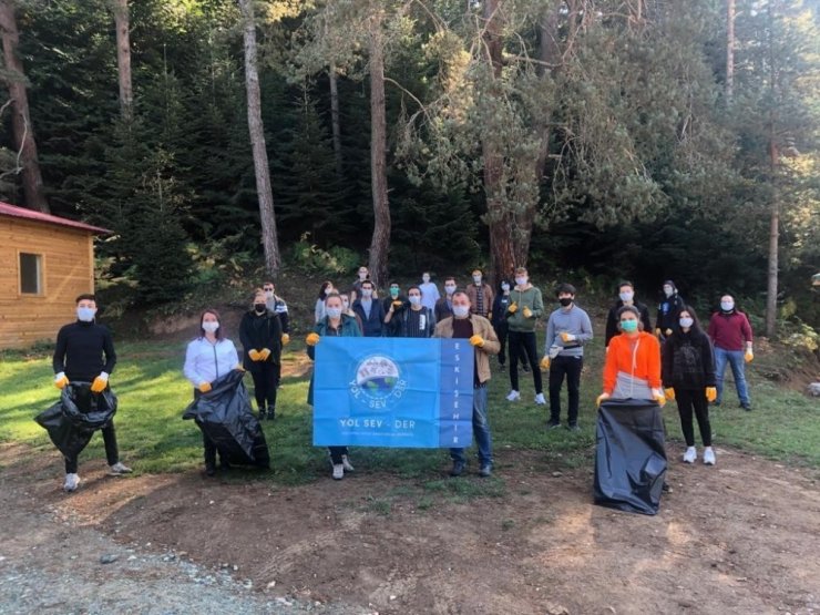 Başkan Tekin, Bozcaarmut göleti çevresindeki temizlik çalışmalarına katıldı