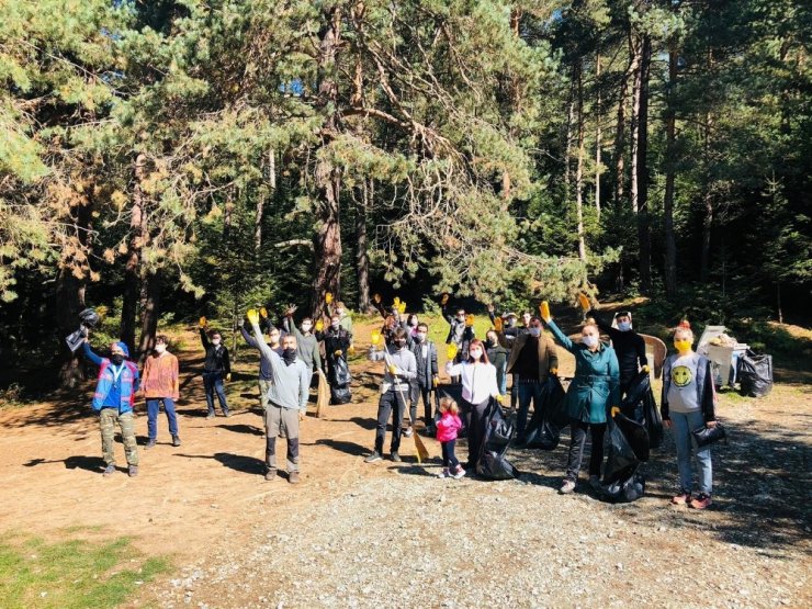 Başkan Tekin, Bozcaarmut göleti çevresindeki temizlik çalışmalarına katıldı
