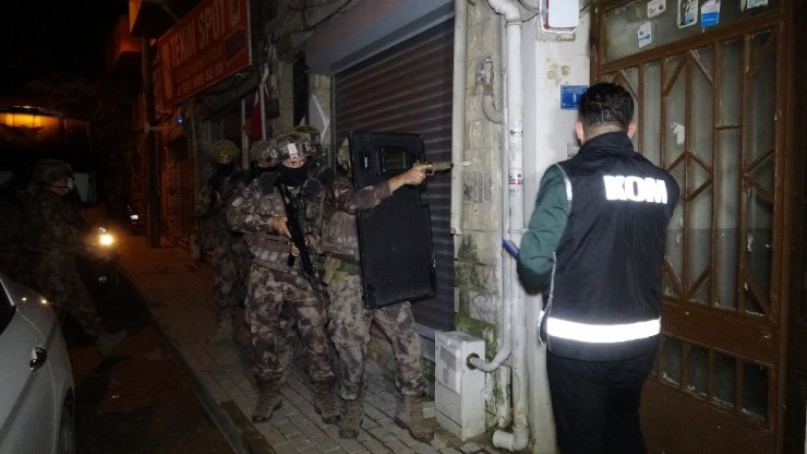 Bursa’da silah kaçakçılarına şafak vakti operasyon düzenlendi, çok sayıda şüpheli gözaltına alındı