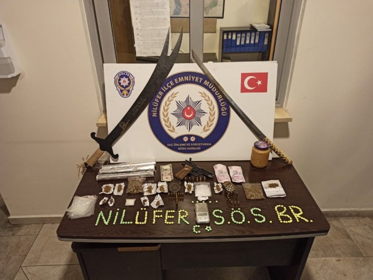 Bursa’da 2 kılıç ve yüklü miktarda uyuşturucu ele geçirildi