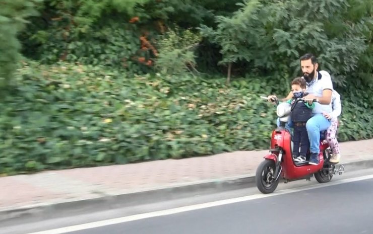 Motosiklet üzerinde tehlikeli yolculuk