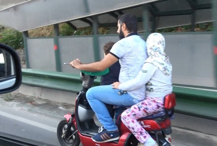 Motosiklet üzerinde tehlikeli yolculuk