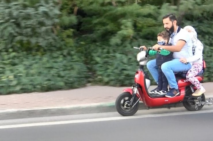 Motosiklet üzerinde tehlikeli yolculuk