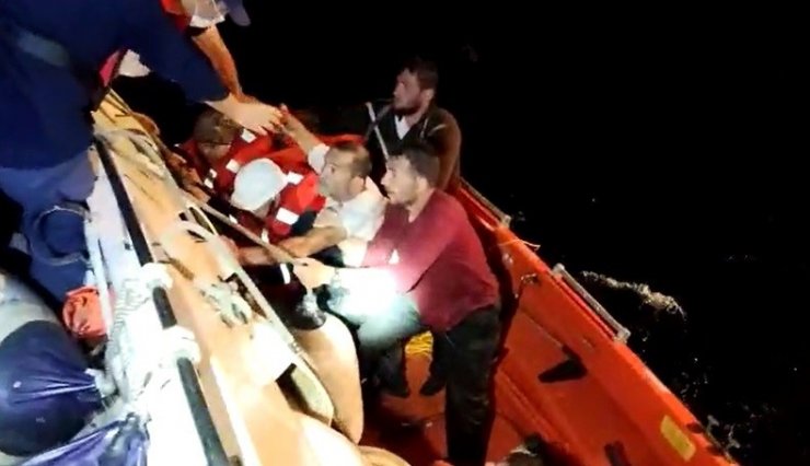 Bursa’da fırtınada batan balıkçı teknesinin mürettebatını sahil güvenlik kurtardı