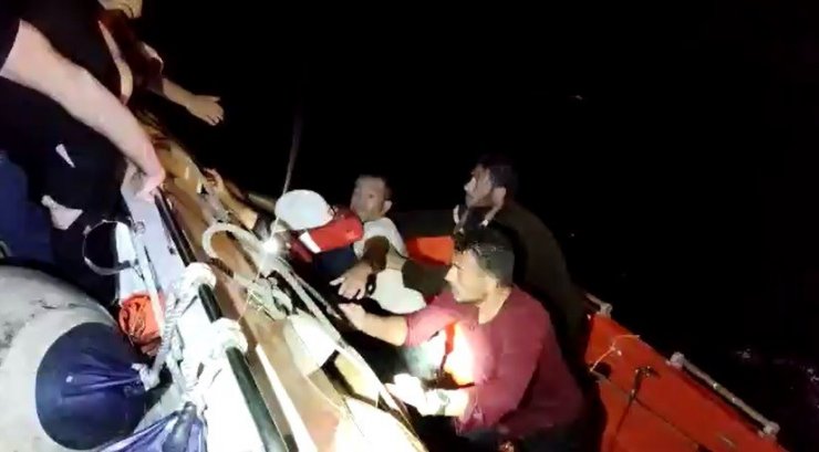 Bursa’da fırtınada batan balıkçı teknesinin mürettebatını sahil güvenlik kurtardı