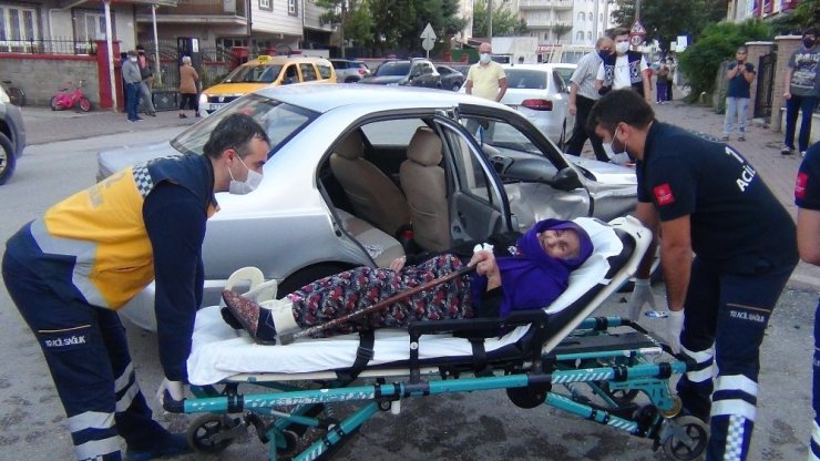İki otomobil çarpıştı: 5 yaralı