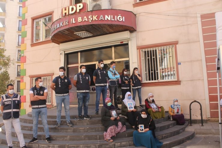 HDP önündeki ailelerin evlat nöbeti direnişi 406’ncı gününde