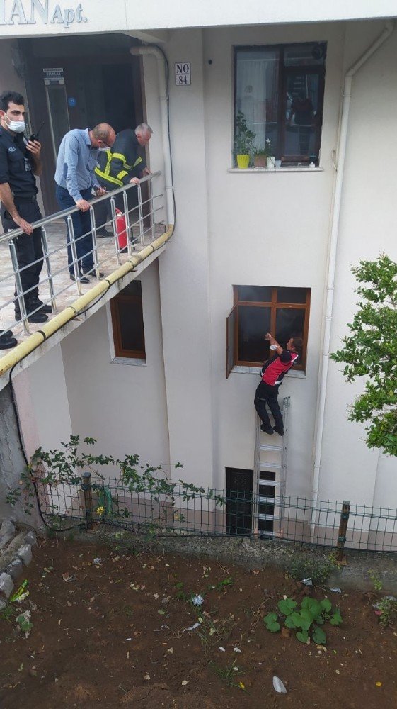 Akçakoca’da mutfaktan çıkan duman paniğe neden oldu