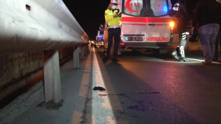 E-5’te kontrolü kaybeden motosiklet sürücüsü bariyerlere çarptı