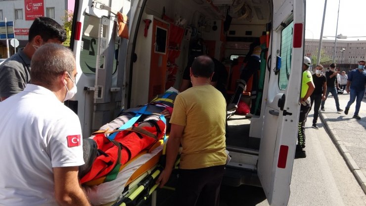 Araca çarpmamak için manevra yaptı, motosikleti devirdi