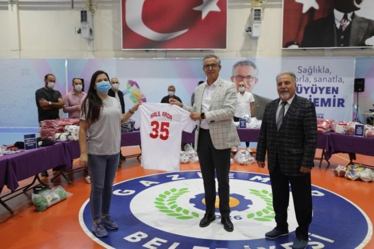 Gaziemir Belediyesinden amatör spor kulüplerine malzeme desteği
