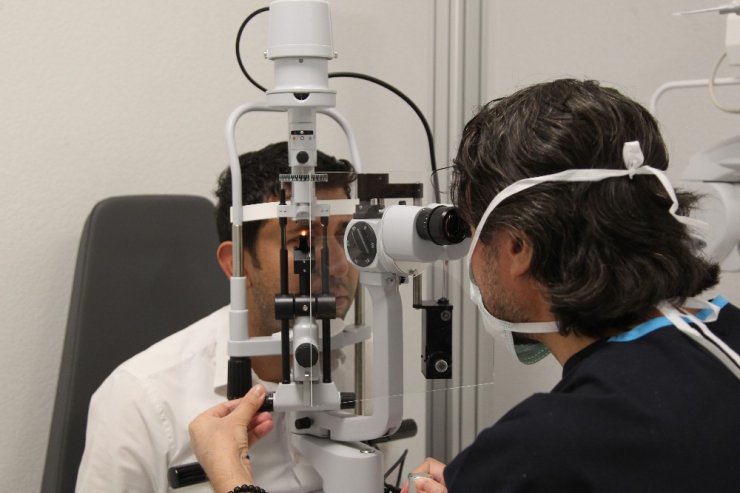 Prof. Dr. Kamış: “Pandemi sürecinde kontakt lens kullanımını çok önermiyoruz”