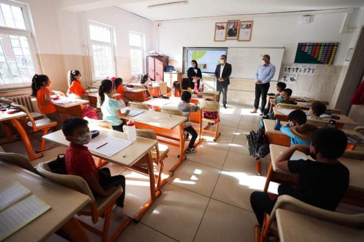 Başkan Ercan öğrencilerin okul heyecanına ortak oldu