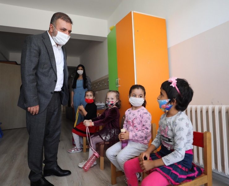 Başkan Ercan öğrencilerin okul heyecanına ortak oldu