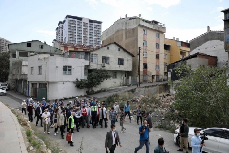 İmamoğlu, “Yol kenarı dikey bahçelere ihtiyaç yok”